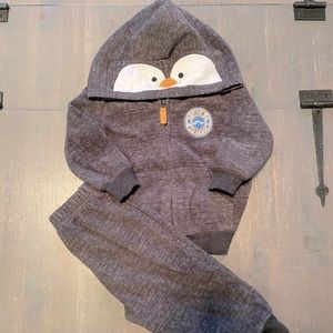 2/$15🍒 6-12M 2 piece soft hoodie and pant set